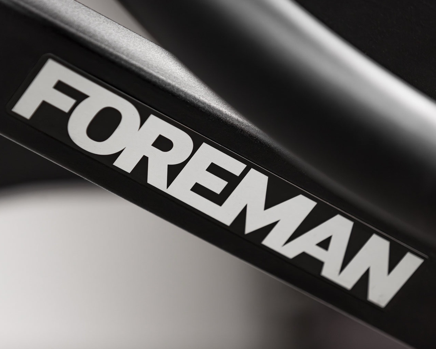 FOREMAN FP-317 — рычажная тяга сверху к груди с независимыми рычагами для максимальной гипертрофии спины